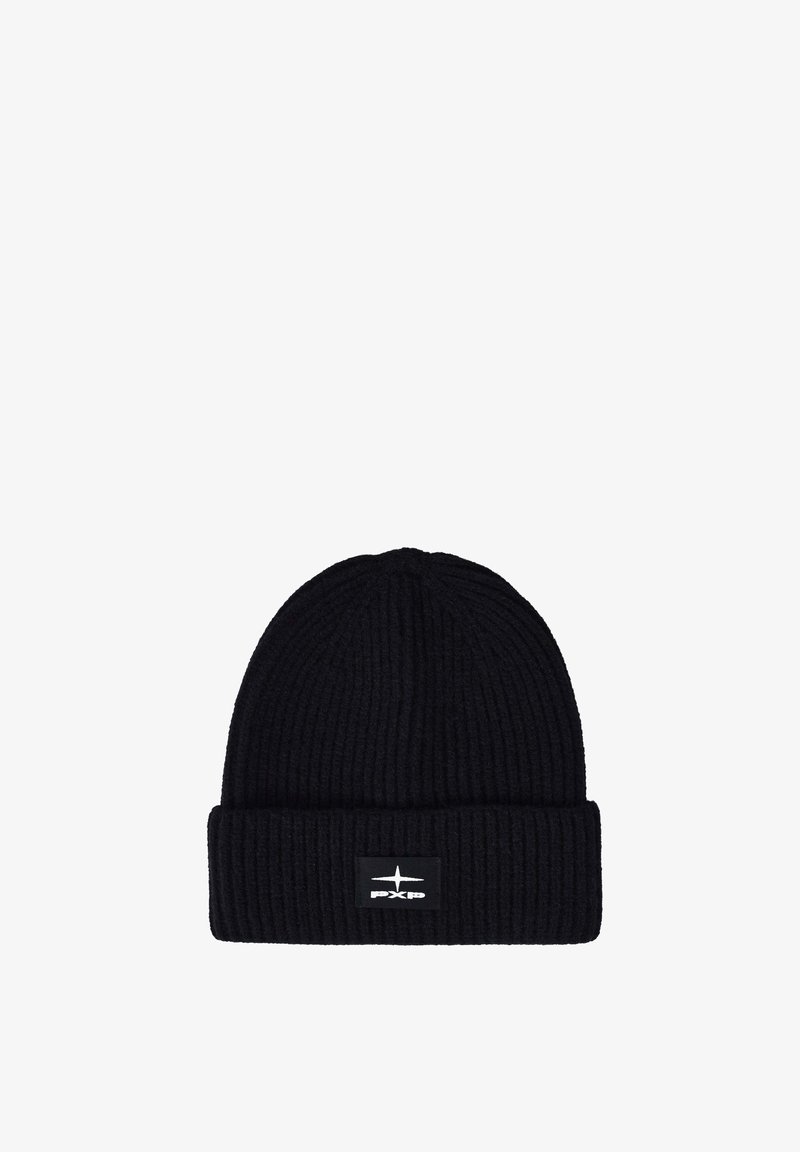 Gorro de punto negro con canalé y puño doblado, con una pequeña etiqueta rectangular bordada con una estrella blanca y el texto "PXP".
