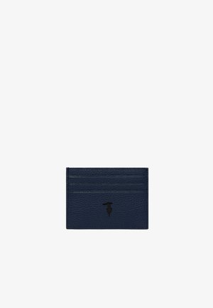 Carte de visite en cuir bleu marine avec trois emplacements pour cartes et un petit logo en silhouette noire au centre inférieur.