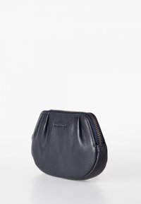 Borsellino in pelle blu navy a forma arrotondata, con lati plissettati e zipper dorato. Texture liscia con logo impresso sulla parte anteriore.