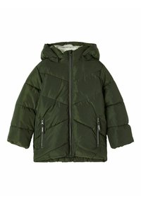 Giacca puff in verde scuro, con cappuccio, design a cuciture zigzag, chiusura con zip anteriore e due tasche laterali con zip. Fodera morbida visibile all'interno del cappuccio.