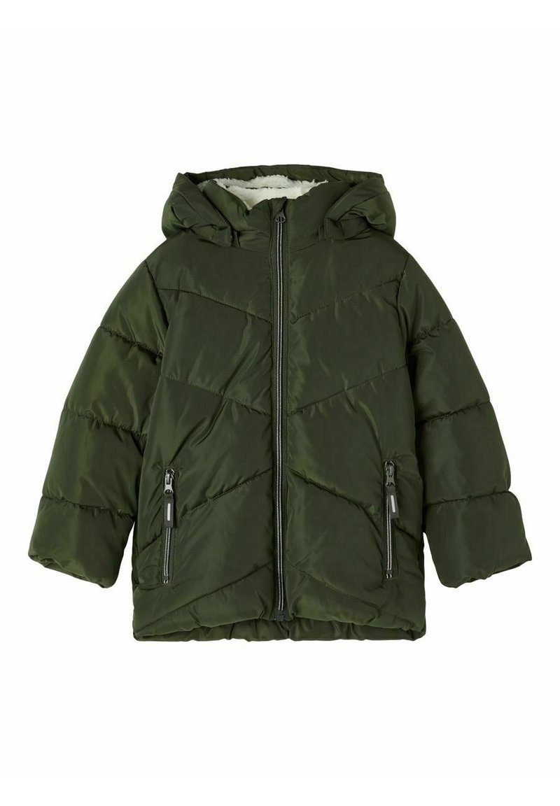 Giacca puff in verde scuro, con cappuccio, design a cuciture zigzag, chiusura con zip anteriore e due tasche laterali con zip. Fodera morbida visibile all'interno del cappuccio.