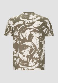Camiseta de color verde olivo con un estampado de hojas blancas, fabricada en suave tejido de algodón, con un escote redondo clásico y mangas cortas.