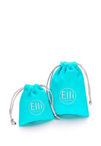 Türkise Stoffbeutel mit silbernen Kordeln, einer größer und einer kleiner, beide mit einem aufgedruckten "Elli"-Logo auf der Vorderseite.