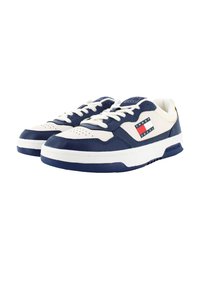 Sneaker in pelle blu navy e bianca con punta perforata, colletto imbottito e lacci bianchi. Presenta un patch con logo sul lato esterno e suola testurizzata.