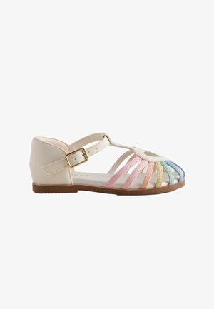 Kindliche Ledersandale mit offenen Zehen, regenbogenfarbenen Riemen, einer goldenen Schnalle und einer flachen braunen Sohle.