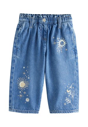 Denim-Shorts in Hellblau mit elastischem Bund und dekorativen silbernen Sonnen- und Mondmustern auf der vorderen linken und unteren rechten Seite.