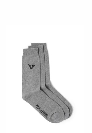 Trois paires de chaussettes grises montantes avec un logo noir et le texte "PME Legend American Classic" sur le pied et un emblème ailé près du bord.