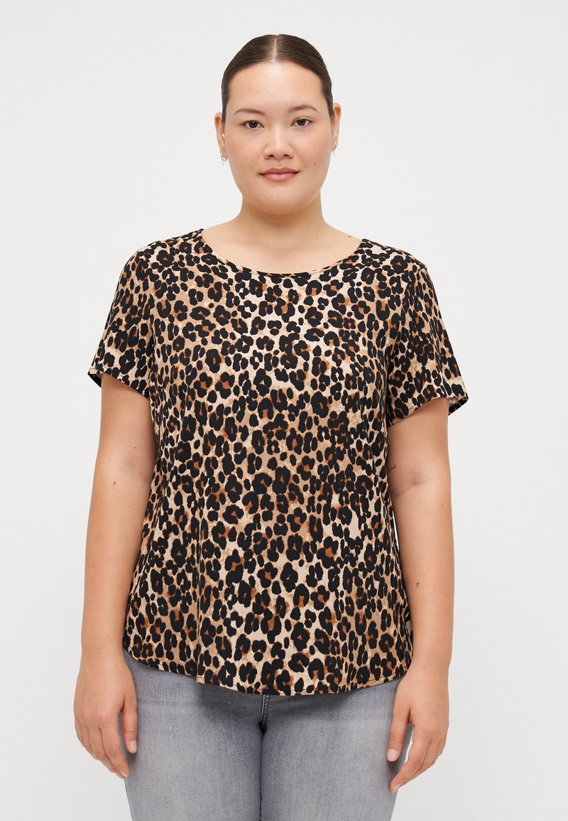 Majica kratkih rukava s leopard uzorkom u nijansama smeđe, crne i bež boje. Ima okrugli izrez i opušteni kroj. Mekana tekstura tkanine.