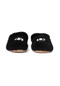 Czarne puszyste kapcie o miękkiej fakturze, z okrągłą, białą twarzą niedźwiedzia z przodu. Projekt z otwartym tyłem i teksturowaną gumową podeszwą.