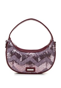 Hobo tas met een bordeaux leren schouderriem, versierd met roze en zilveren pailletten in een chevronpatroon, met een metalen logo accent.