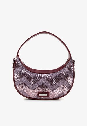 Torba hobo z bordową skórzaną rączką, ozdobiona różowymi i srebrnymi cekinami w wzór chevron, z metalowym akcentem logo.