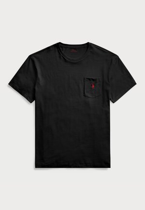 T-shirt preta de algodão com bolso no peito e logo bordado em vermelho. Gola redonda padrão e mangas curtas com uma textura suave.