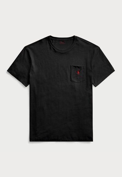 Μαύρο βαμβακερό t-shirt με τσέπη στο στήθος και κόκκινο κεντητό λογότυπο. Τυπική στρογγυλή λαιμόκοψη και κοντά μανίκια με λεία υφή.