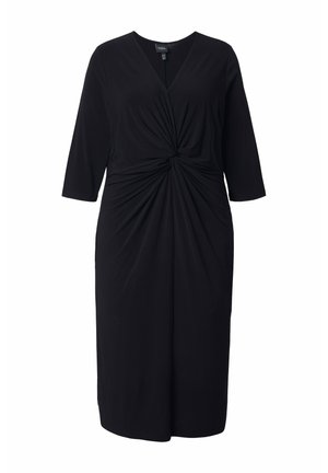 Zwarte jurk met een V-hals en driekwart mouwen. Ingewerkte plooien bij de taille, gemaakt van een glad, rekbaar materiaal.