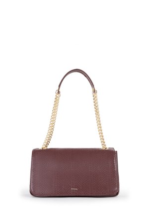 Borsa bordeaux con finitura testurizzata e impressionata. Presenta una tracolla in catena dorata e una forma rettangolare con chiusura a pattina.