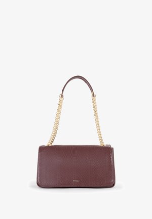 Burgundy håndtaske med en struktureret, præget overflade. Den har en guld kædestrop og en rektangulær form med en klaplukning.