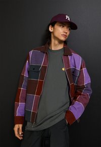 Carhartt WIP CHASE - T-shirt básica - thyme/gold