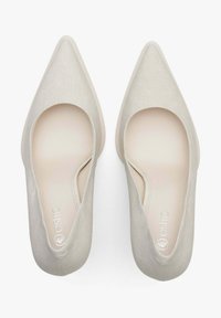 Beige puntige pumps met een textuurstof bovenwerk en een gladde binnenkant, met een ronde uitsparing aan de zijkanten en minimale branding.
