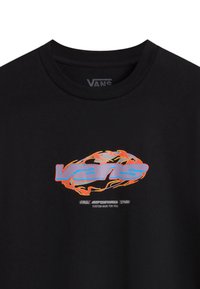 Svart bomullströja med en stor, flerfärgad "Vans"-logotyp med flamaccent, rund halsringning och standard passform.