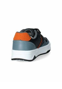 Scarpa da allenamento nera e grigia con accento in pelle scamosciata arancione sul tallone, colletto imbottito e suola in gomma bianca; progettata per comfort e supporto.