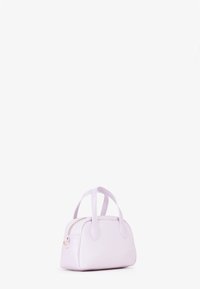 Borsa lilla con forma strutturata, superficie texturizzata, due manici corti e un dettaglio con zip dorata su un lato.