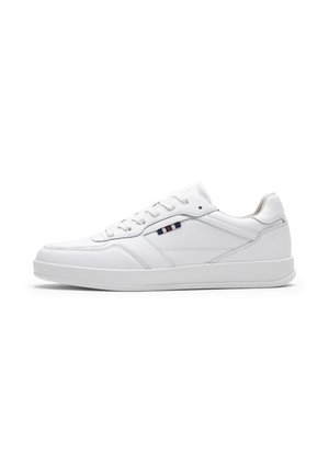 Hvid lav sneakers med snørebånd foran, minimale syninger og lille blå, rød og hvid stribet tag på sidepanelet.
