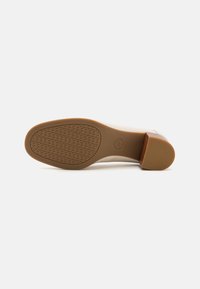 MICHAEL Michael Kors FRANCES - Klassikalised kontsakingad - light cream
