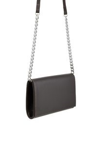Clutch in pelle marrone con una texture liscia, dotato di una tracolla in catena argentata e cuciture a contrasto lungo i bordi.
