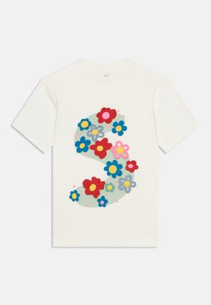 Tricou alb cu mâneci scurte, cu o formă verde curbată mare, decorată cu flori roșii, albastre, roz și gri pe partea din față.