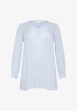 Heled sinine pikkade varrukatega pluus, millel on V-kaelus, valmistatud pehmest kangast. Omab õrna tekstuuri ja lõdvestatud istuvust. Veidi pikem seljaosa.