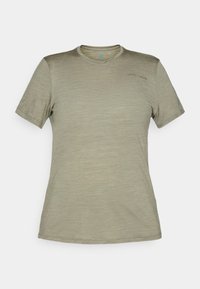 Alyvuogių žalios spalvos trumpomis rankovėmis marškinėliai, pagaminti iš lengvo audinio. Turi apvalią iškirptę ir diskretišką prekės ženklą šalia peties. Lygus paviršius.