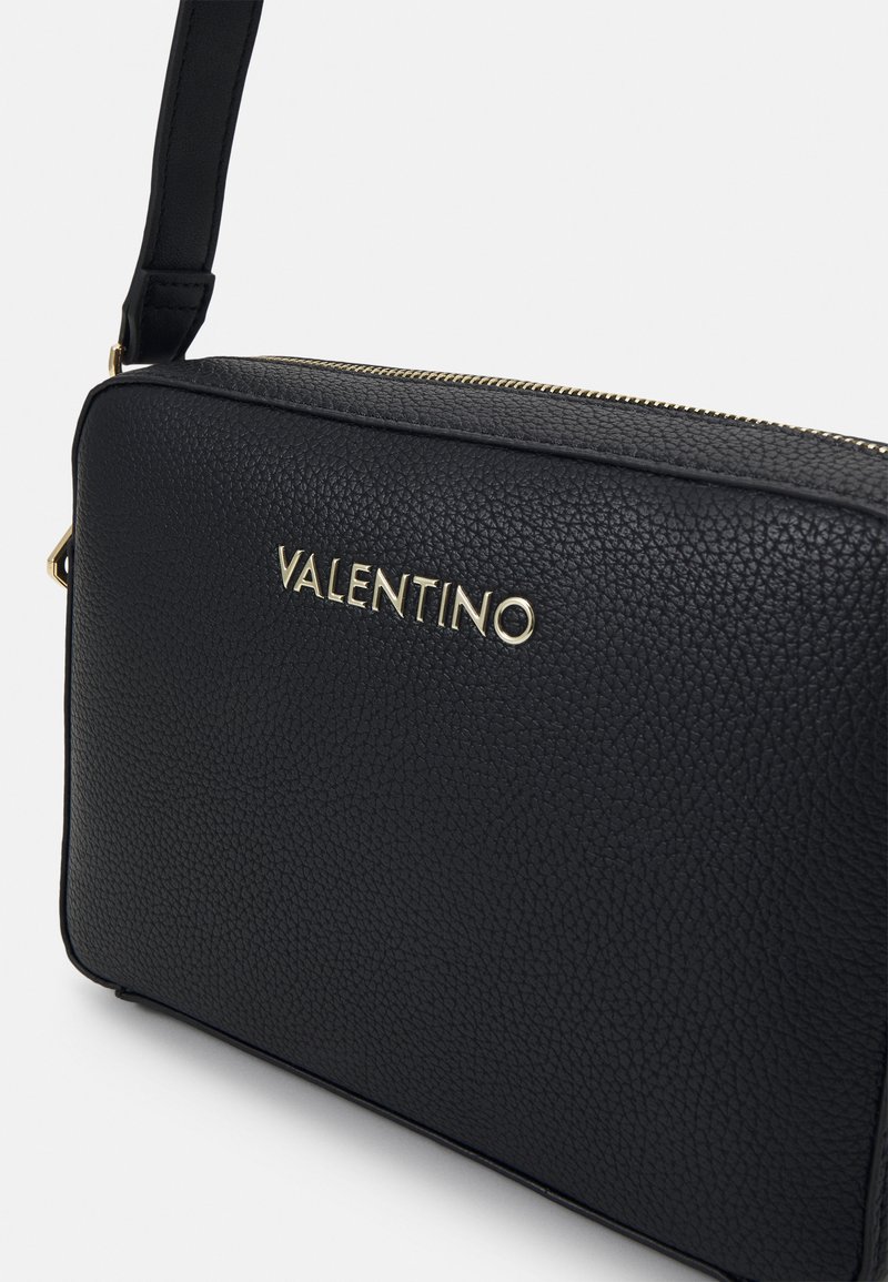 Schwarze Leder-Schultertasche mit goldfarbenem "Valentino"-Logo. Verfügt über eine rechteckige Form, eine strukturierte Oberfläche und einen Reißverschluss oben.