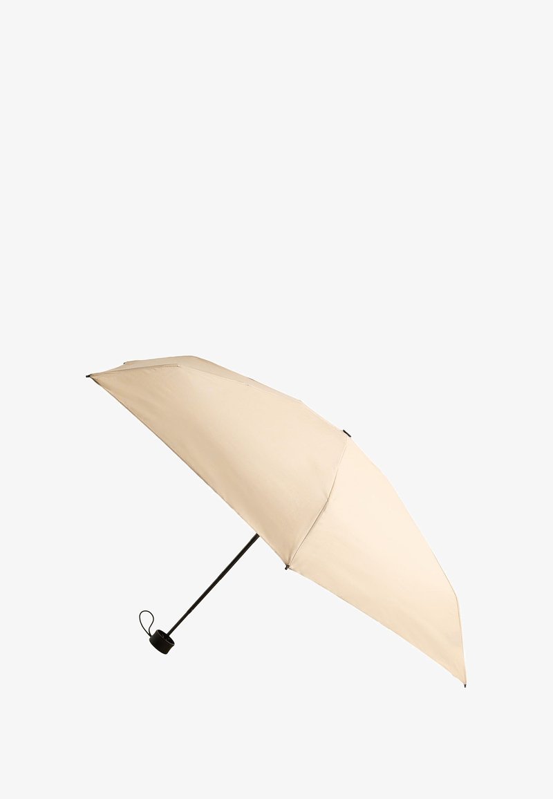 Beżowy parasol z czarnym metalowym trzonkiem, z zakrzywionym materiałowym dachem i uchwytem w kształcie pętli do łatwego noszenia.