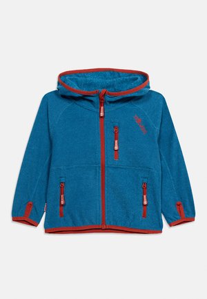 Blaue Kinder-Fleecejacke mit rotem Reißverschlussbesatz, drei Fronttaschen mit Reißverschluss, Kapuze und Daumenlöchern an den Ärmeln.