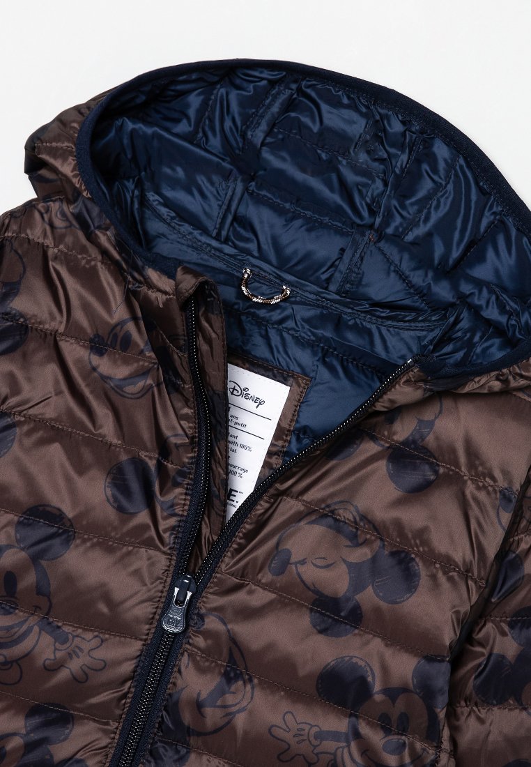 Chaqueta acolchada marrón con un diseño de cuadros, que presenta un interior azul marino y patrones repetidos de Mickey Mouse. Equipado con una cremallera frontal y capucha.