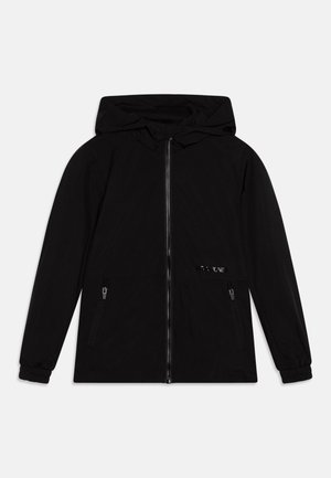 Melnā vieglā jaka ar kapuci, pilna priekšējā rāvējslēdzēja un divām sānu kabatām. Iezīmēts ar elastīgām aprocēm un minimalistisku logo priekšā.