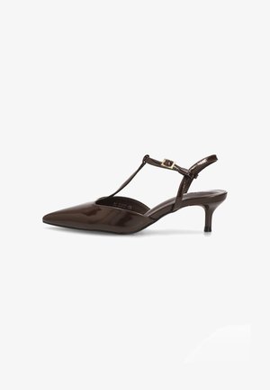 Tacón slingback de charol marrón con punta afilada, diseño de tira en T, hebilla ajustable y un tacón de 5 cm. Textura suave.