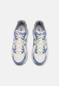 Sapatilhas de corrida em malha branca e azul com bico arredondado, design com cordões, detalhes em cinza e solas texturizadas. Apresenta a marca Asics.