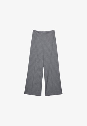 Pantalon ample gris à rayures verticales, avec une texture lisse et une ceinture élastique pour plus de confort et de facilité à porter.