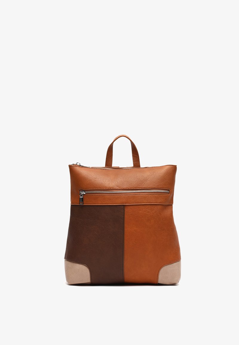 Ruudukujuline nahast seljakott, millel on tanntooni, tumepruuni ja beeži paneelid, ees tõmblukuga tasku ning peal käepide, valgel taustal.