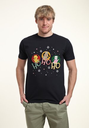 Sort bomulds t-shirt med farverigt grafisk motiv af tre dyr og teksten "HO HO HO", omgivet af små hvide snefnug.
