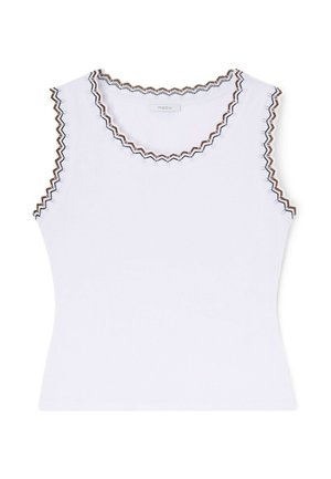 Hvid ærmeløs top med bølgede kanter i brun og sort kant rundt om halsudskæringen og ærmegab.