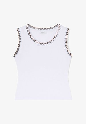 Weißes ärmelloses Oberteil mit wellenförmigen Kanten in Braun und Schwarz am Ausschnitt und an den Armlöchern.