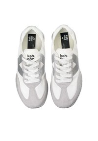 Sneaker bianche e grigie con un design in suede e mesh, punta rotonda, chiusura con lacci e dettagli argentati sui lati.