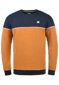 Le sweat-shirt présente un design en blocs de couleurs bleu marine et orange, un tissu doux, un col rond et un petit logo de la marque sur la poitrine.