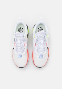 Bíl é sportovní boty s prodyšným síťovaným svrškem, neonově zelenými akcenty, oranžovými podrážkami a modrým prošíváním. Unikátní vizuální vzor na stélce.