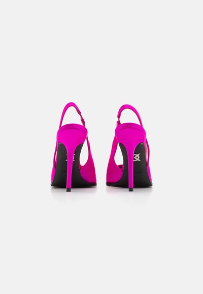 Sandalias de tacón alto en rosa intenso con un diseño elegante, espalda abierta y finos tacones de aguja. Presentan un material suave, similar al satén y suelas negras.