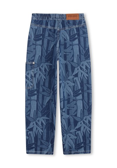Pantalon en denim avec une taille élastique présentant un motif abstrait de bambou bleu sur bleu. Une poche latérale avec une fermeture pression argentée.
