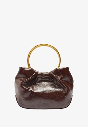 Brązowa skórzana torebka z zasznurowanym wzorem i złotym okrągłym uchwytem. Tekstura jest błyszcząca, z subtelnymi załamaniami i gładkim wykończeniem.