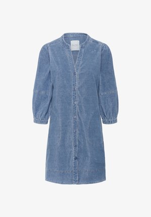 Robe en denim bleu clair avec un bouton sur le devant, col mandarin et manches 3/4. Présente des coups élastiques et des poches latérales. Texture lisse.
